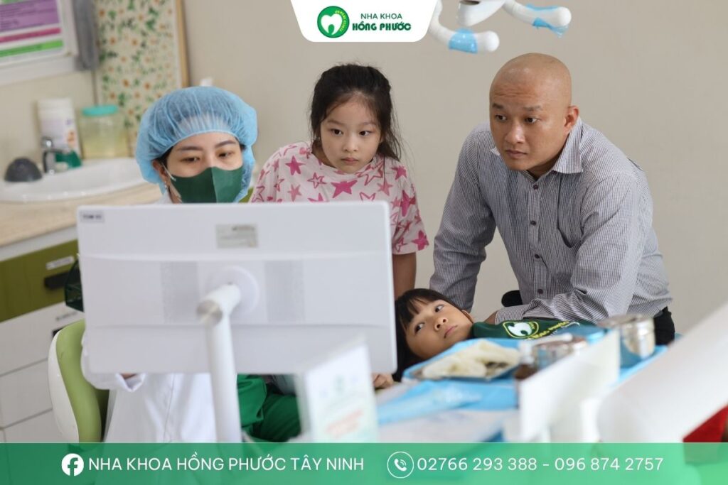 Bác sĩ đang tư vấn tình trạng răng miệng của trẻ