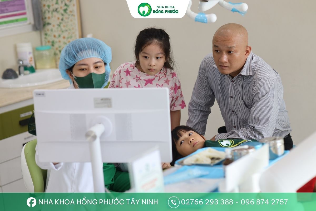 Bác sĩ đang tư vấn tình trạng răng miệng của trẻ