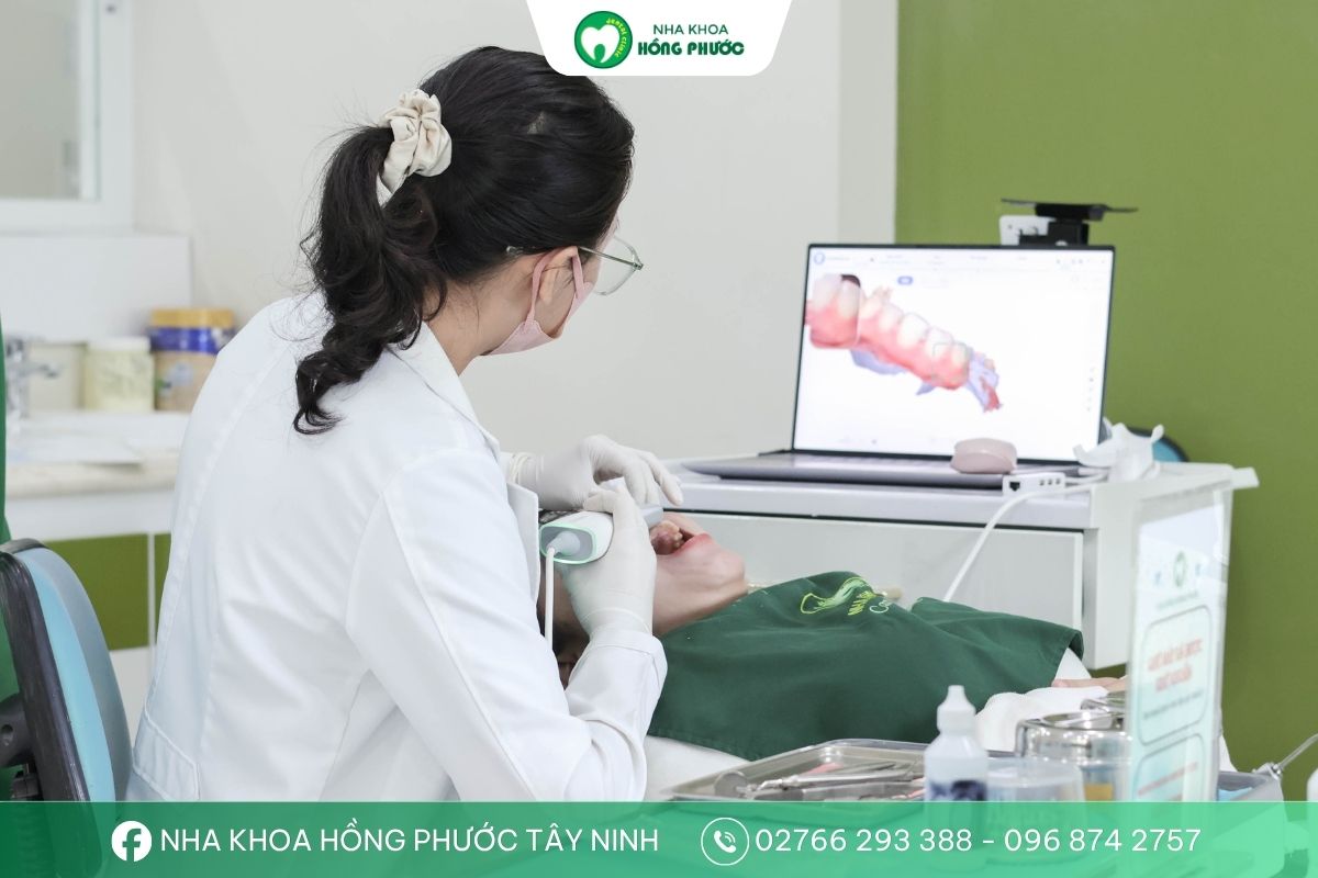 Bác sĩ Nguyễn Thị Minh Trang đang thực hiện scan 3D để lấy dữ liệu răng