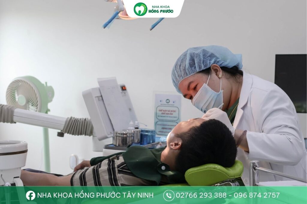 Bác sĩ đang kiểm tra tình trạng răng miệng