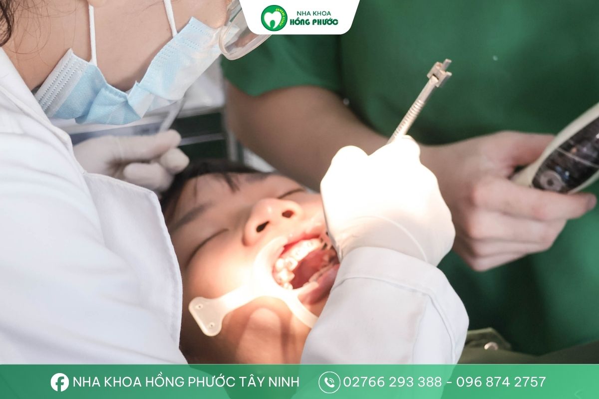 Bác sĩ đang thực hiện chỉnh nha, niềng răng