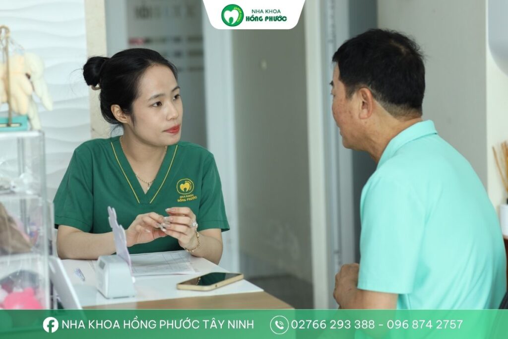 Đội ngũ lễ tân Nha khoa Hồng Phước đang tư vấn tận tình cho khách hàng.
