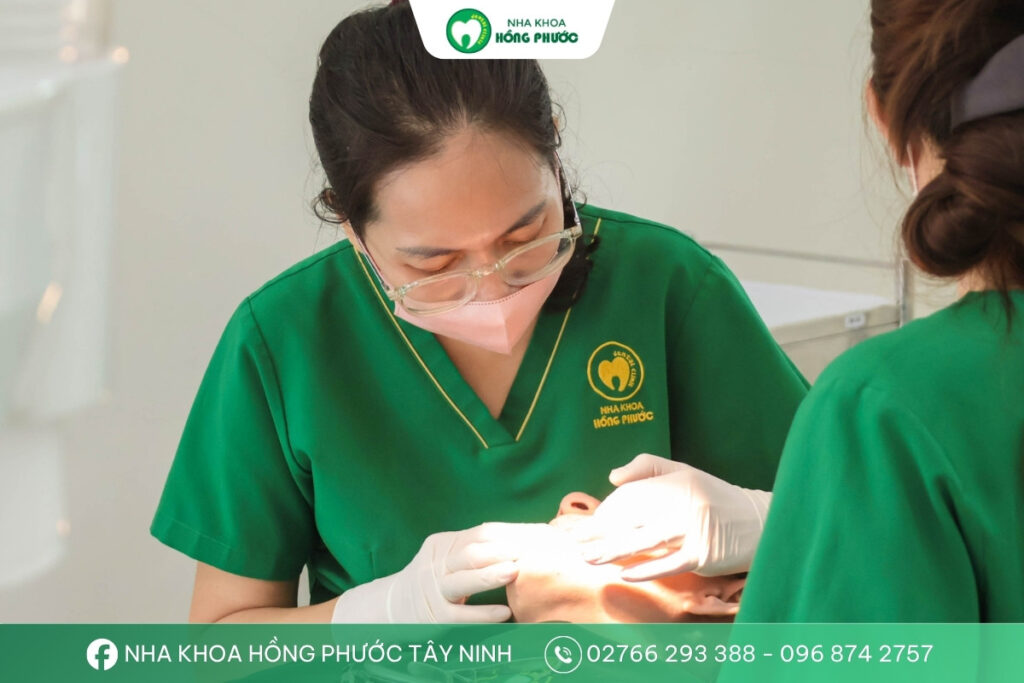 Bác sĩ Nguyễn Thị Minh Trang đang kiểm tra răng miệng