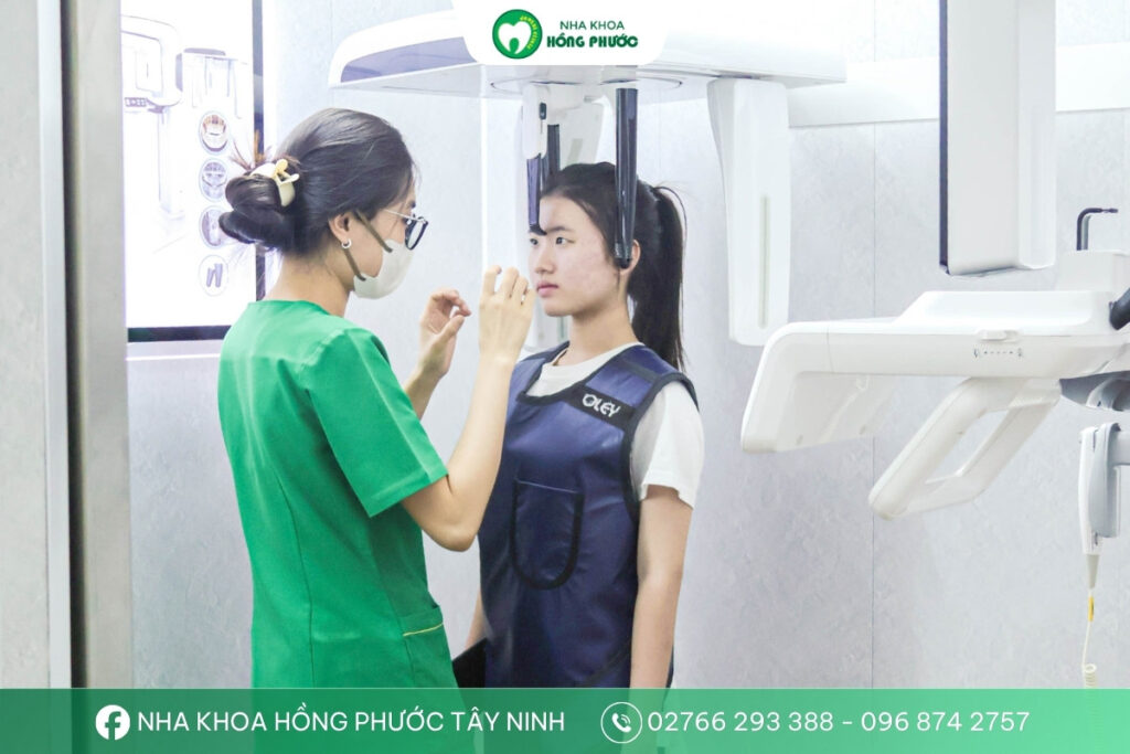 Nhân viên đang thực hiện cân chỉnh cài đặt máy CT Cone Beam 3D