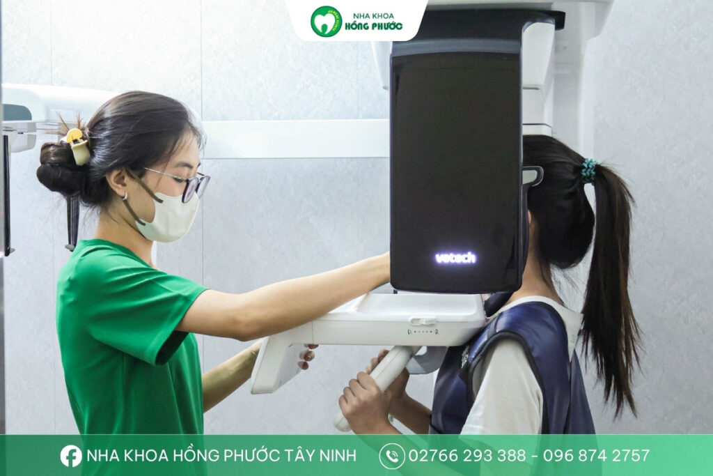 Nhân viên đang thực hiện cân chỉnh cài đặt máy CT Cone Beam 3D