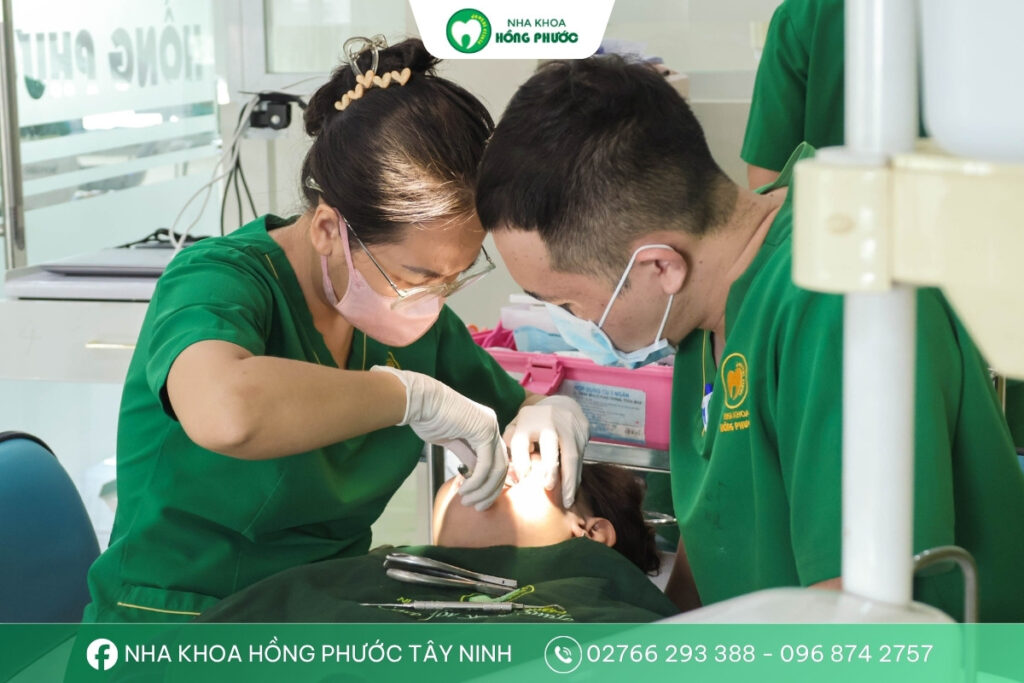 Bác sĩ Nguyễn Thị Minh Trang đang thực hiện niềng răng