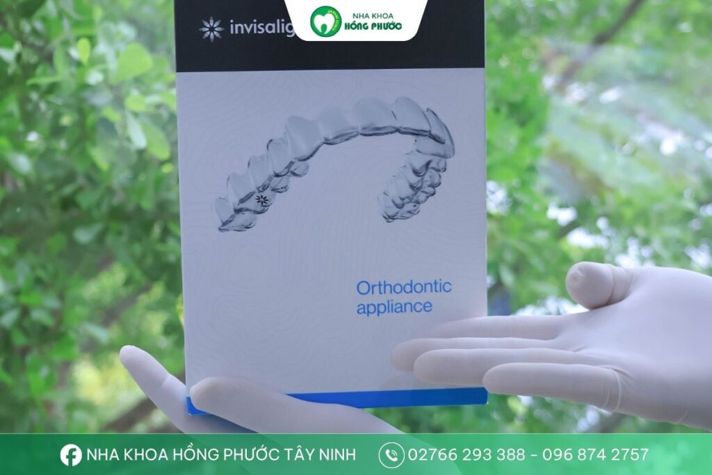 Khay niềng răng trong suốt tháo lắp ôm sát thân răng.